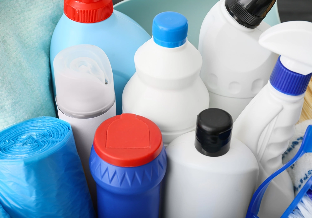 Impresa di pulizie Antonella Fornitura di prodotti per la pulizia professionale e per il bucato. Insieme di prodotti per pulire in diversi flaconi forme e colori in primo piano