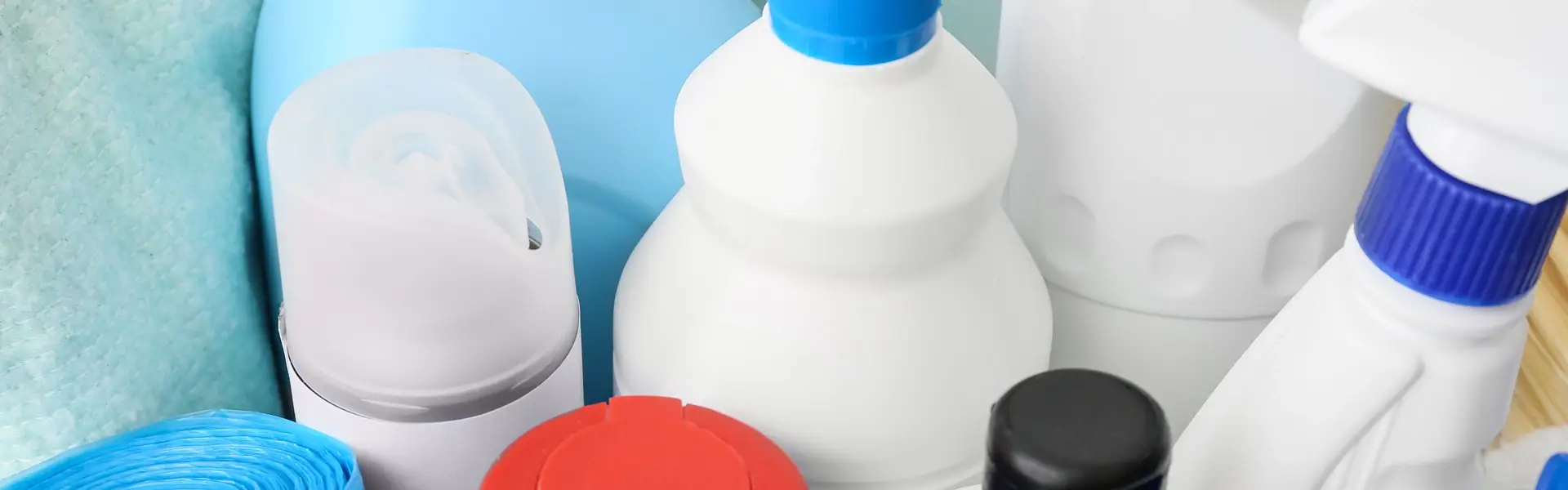 Impresa di pulizie Antonella Fornitura di prodotti per la pulizia professionale e per il bucato. Insieme di prodotti per pulire in diversi flaconi forme e colori in primo piano