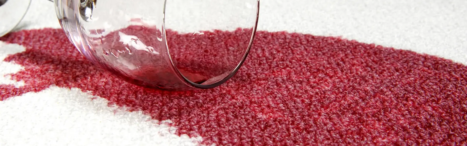 Impresa di Pulizie Antonella Servizi. Calice di vino rosso caduto su moquettes bianca